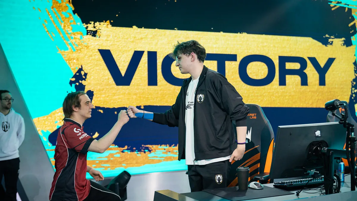 Tracyn salue Caps sur la scene du LEC 2026 sous le maillot de Team Heretics