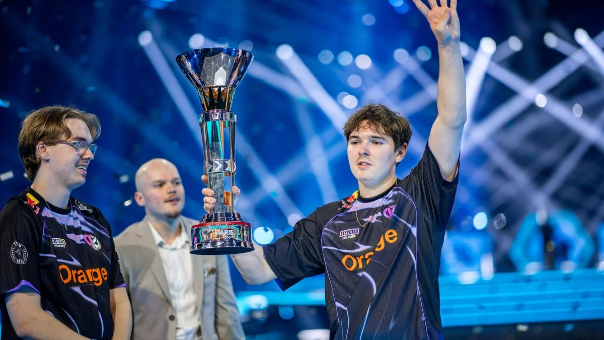 Tristan Atow Soyez et Axel Vatira Touret soulevant un trophée sur la scène Rocket League Championship Series
