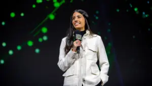 Asha Sharma PDG de Xbox micro en main sur scène lors d'une conférence Microsoft