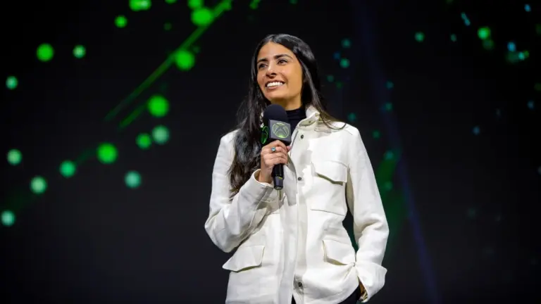 Asha Sharma PDG de Xbox micro en main sur scène lors d'une conférence Microsoft