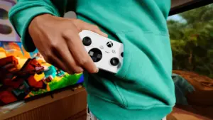 Moins de 100 grammes et batterie rechargeable : Xbox dévoile la manette de poche Nano à 49 euros
