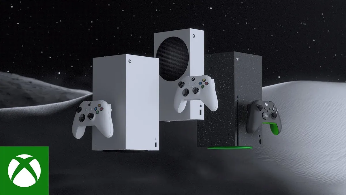 Les trois consoles Xbox Series X et Xbox Series S accompagnées de leurs manettes officielles